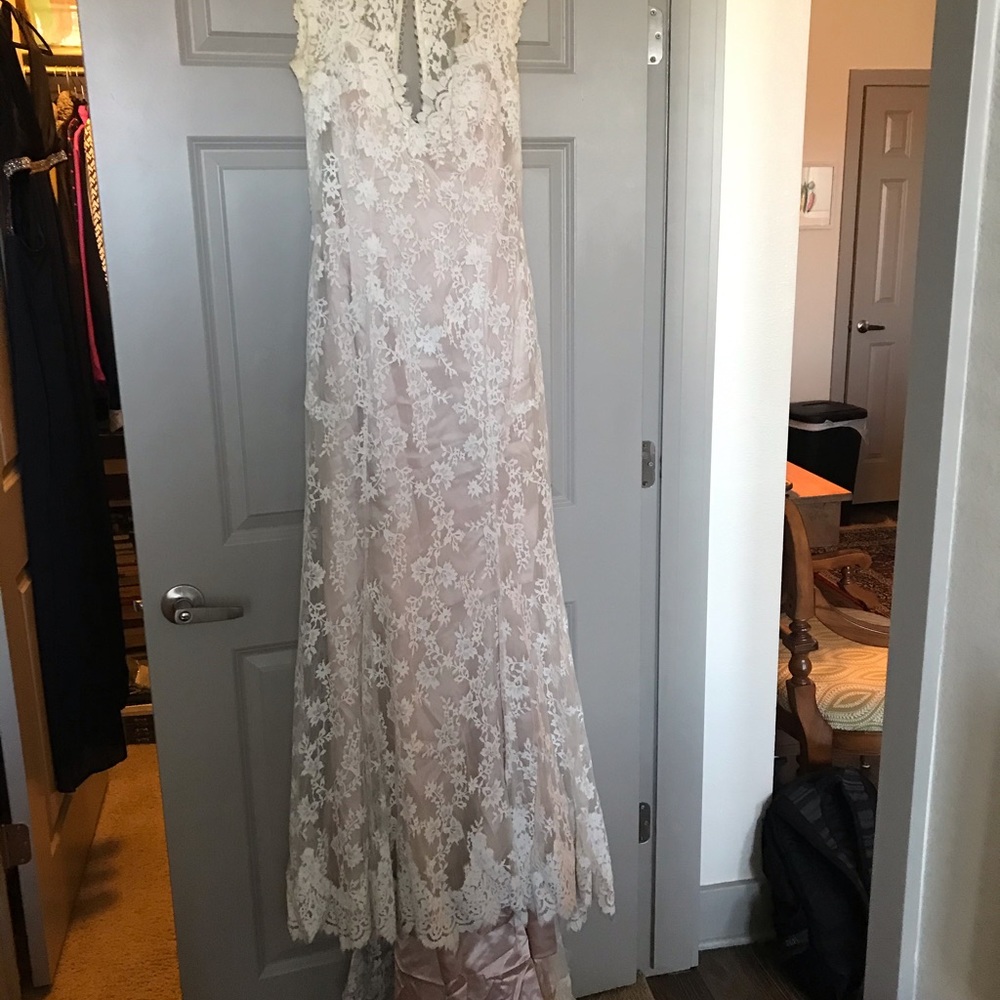 Stunning Ivory Lace Wedding Gown, Deep Blush Lining Size 4/6